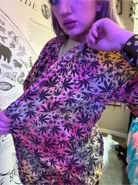 Casual Long-Sleeve Button Down Shirt in Multicolor Potleaf Print